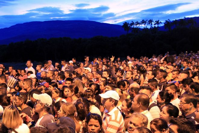 Miles de venezolanos cruzaron la frontera con Colombia este sábado