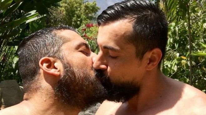 Dos hombres se besan