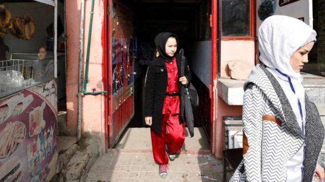 فتيات أفغانيات يمارس الوشو على قمة جبل بالعاصمة كابل