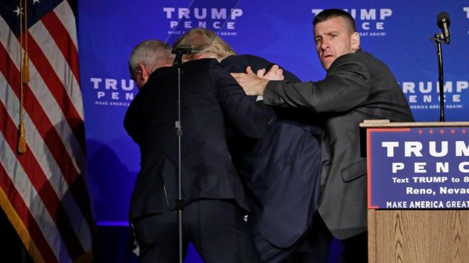El candidato presidencial fue removido del escenario por el Servicio Secreto.