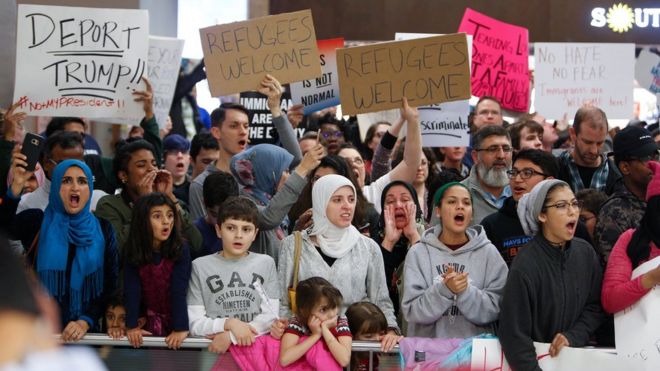 Protesto contra o veto de Trump no aeroporto de Dallas