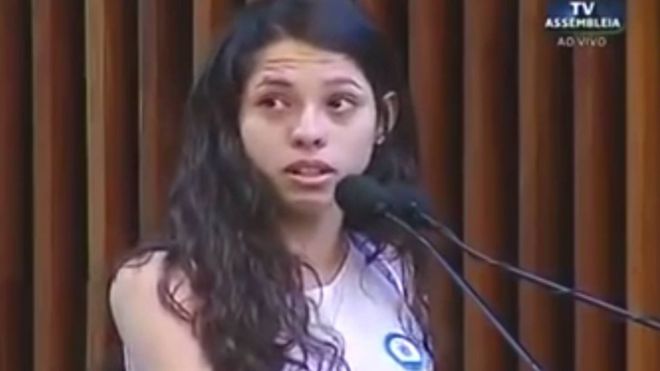 Ana Júlia fala na tribuna da Assembleia Legislativa do Paraná