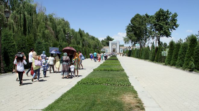 د امام بخاري ارامځای