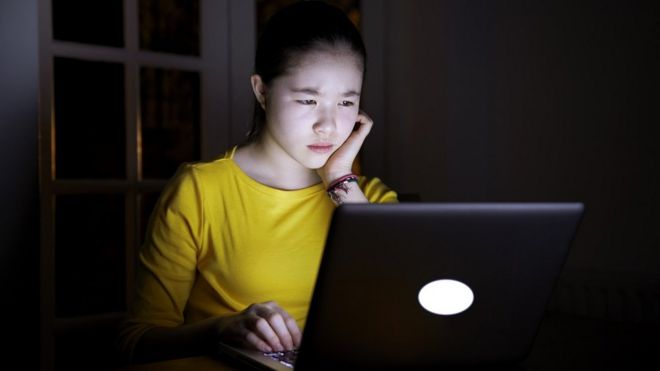 adolescente usando computadora