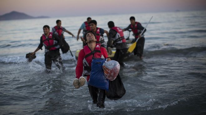 Мигранты из Пакистана на берегу греческого острова Кос