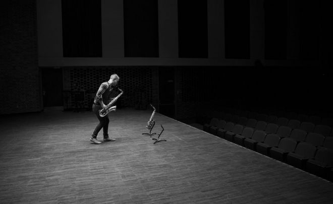 சாக்ஸாஃபோன் இசைக்கும் ஒருவர்