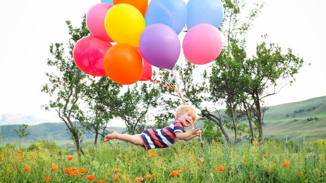 Wil en el aire con globos