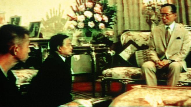 TV grab of King Bhumibol (right) with rivals Gen Suchinda Kraprayoon (centre) and Chamlong Srimuang at the Royal Palace on 20 May 1992