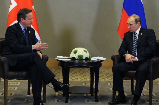 El presidente Vladimir Putin (der.) con el primer ministro de Gran Bretaña, David Cameron, en Antalya, noviembre 16, 2015