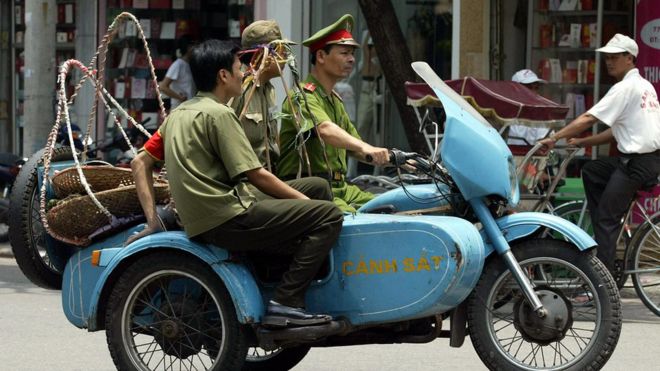 Police clear street vendors in Hanoi, 2003