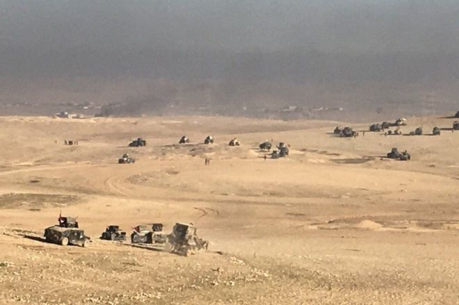 صحراء الموصل وعدد من العربات العسكرية تخترقها