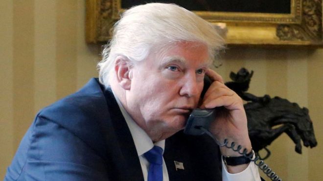El presidente de Estados Unidos, Donald Trump, hablando por teléfono con el presidente ruso, Vladimir Putin, desde el Despacho Oval de la Casa Blanca, en Washington, el 14 de febrero de 2017.