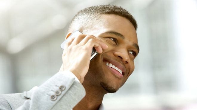 Foto genérica de homem com celular