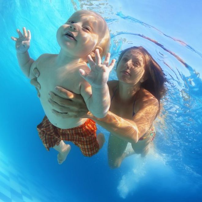 Bebé con su mamá en el agua