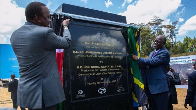 Rais Kenyatta na Rais Magufuli wakizindua barabara mchepuko ya Southern Bypass.