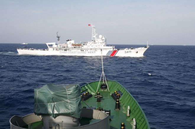 A Chinese Coast Guard ship (top) is seen near a Vietnam Marine Guard ship in the South China Sea, about 210 km (130 miles) off shore of Vietnam, in this 14 May 2014 file photo