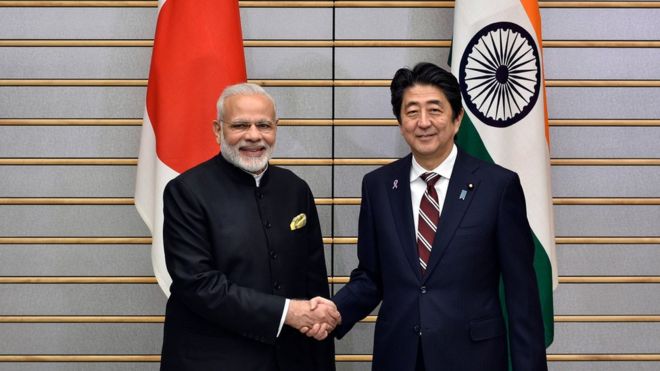 Il Primo ministro indiano Narendra Modi con quello giapponese Shinzo Abe - credits: Ap press