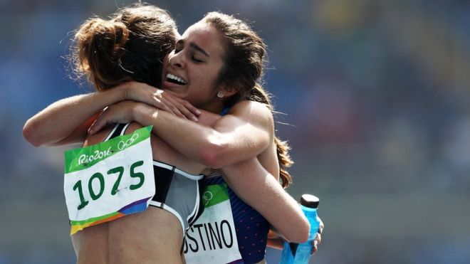 Las atletas Nikki Hamblin y Abbey D'Agostino se abrazan después de sufrir una caída.