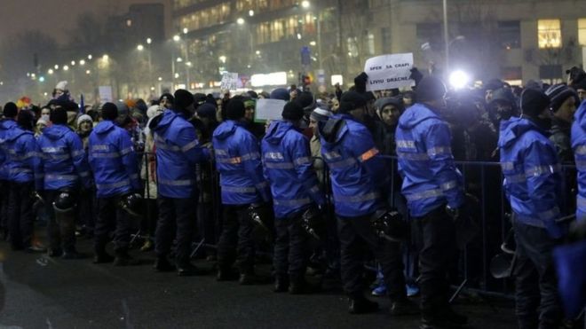 Polisi wakiwa wamewatenga waandamanaji kuingia katika majengo ya serikali mjini Bucharest