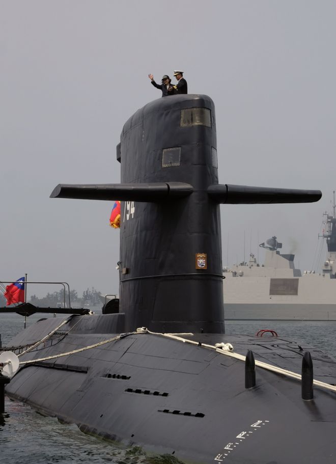 蔡英文在左營登上台灣海軍"海虎"號潛艇