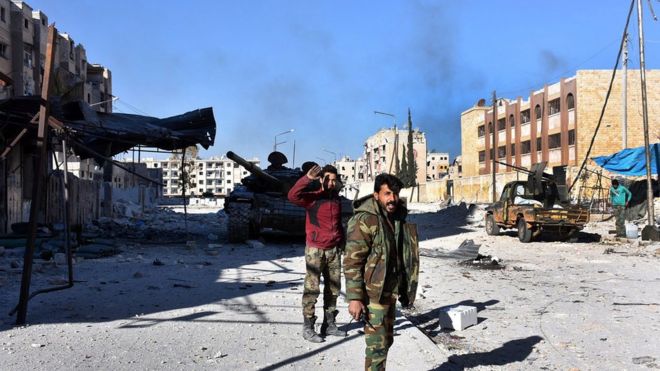 الغارديان: فصائل المعارضة السورية تضعف بينما يفر الآلاف من حلب