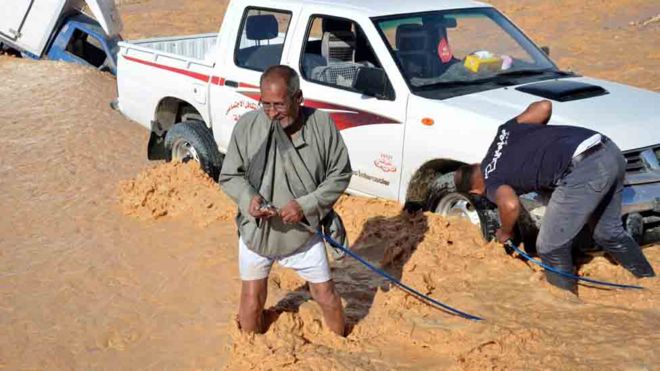 صور لبعض الاحداث المهمة التي وقعت عام 2016 _93125578_egypt_1610_qena_epa05607339amantiesaropetohispickuptopullacarthatdriftedoutsideoftheroadduetoheavyrainq
