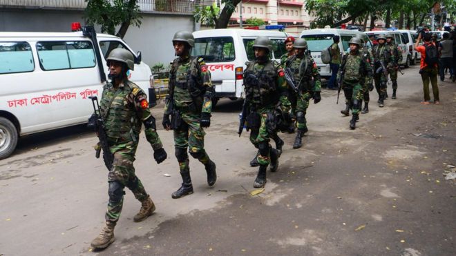 Bangladeshi military commandos walk away from scene of siege in Dhaka on July 2, 2016