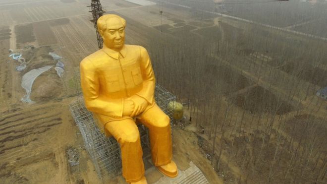 This photo taken on January 4, 2016 shows a huge statue of Chairman Mao Zedong under construction in Tongxu county in Kaifeng, central China"s Henan province.