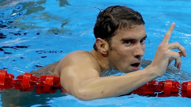 Michael Phelps hace una señal con su dedo índice indicando que es el número uno del mundo