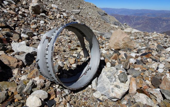 Un pedazo de restos del avión entre las piedras.