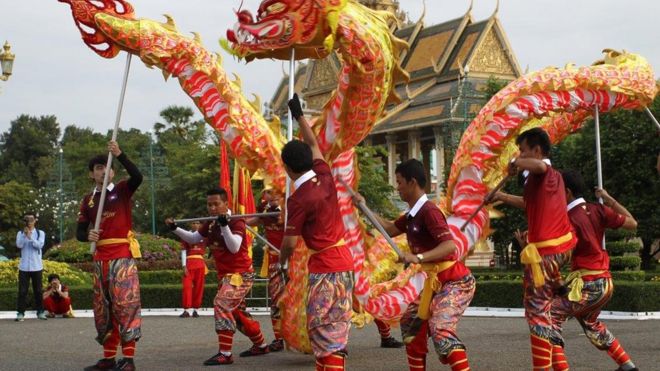 Mùa rồng và sư tử trước Cung điện Hoàng gia ở Phnom Penh, Campuchia