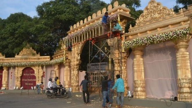 பரந்துவிரிந்த பெங்களூரு அரண்மனையில் திருமணச் சடங்குகள் நடப்பதற்காக பழங்கால ஹிந்து கோவில்களை போன்ற தற்காலிக அமைப்புகள் போடப்பட்டது.