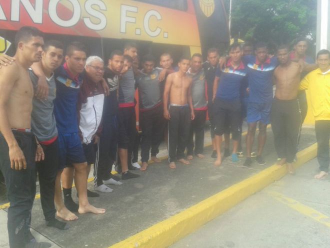 Jugadores del Trujillanos descalzos y sin camisetas
