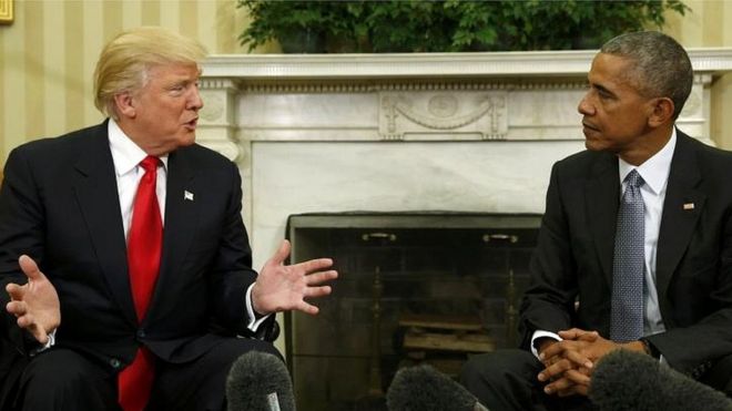 Trump habla con Obama en el Salón Oval.