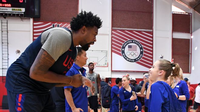 DeAndre Jordan, del equipo de básquetbol de EE.UU. junto a Ragan Smith, gimnasta estadounidense