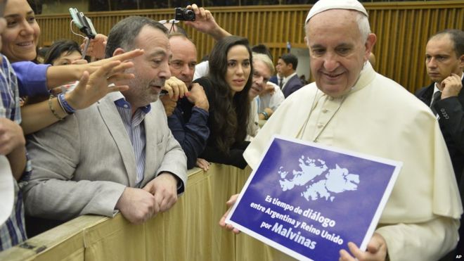 Pope with 'Falklands dialogue' sign, 19 Aug 15