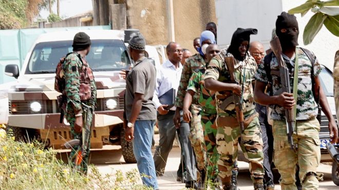 அன்றைய நாள் கானாவுக்கு அடுத்து அமைந்துள்ள ஐவரி கோஸ்ட், அதனுடைய இரண்டாவது பெரிய நகரமான பௌவகேயின் தெருக்களில் மேலதிக சலுகைகளை கோரிய சிப்பாய்களின் கிளர்ச்சியால் ஸ்தம்பித்தது.