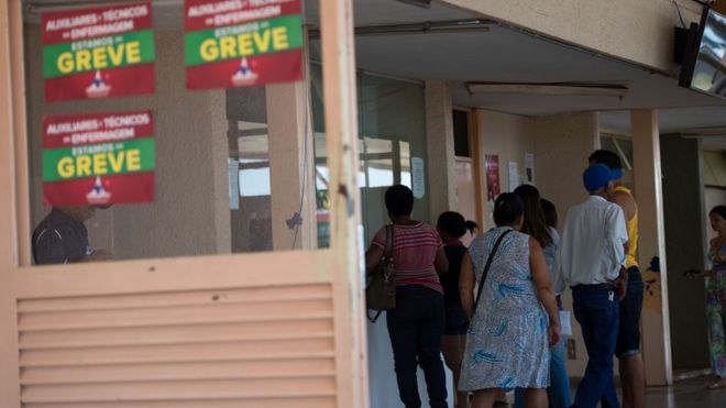 Pessoas em fila para atendimento