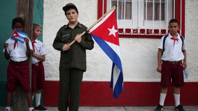 Niños con banderas de Cuba a la espera de la caravana de Fidel.