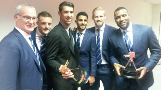 Kocha wa Leicester pamoja na wachezaji wa timu hiyo na Mwogeleaji Michael Phelps baada ya kushinda tuzo za BBC