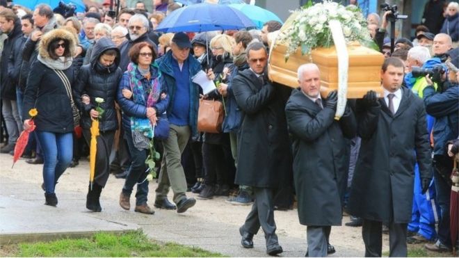 Pall bearers carry the coffin containing the body of Giulio Regeni during the funeral service in Fiumicello (Udine) (12 February 2016)