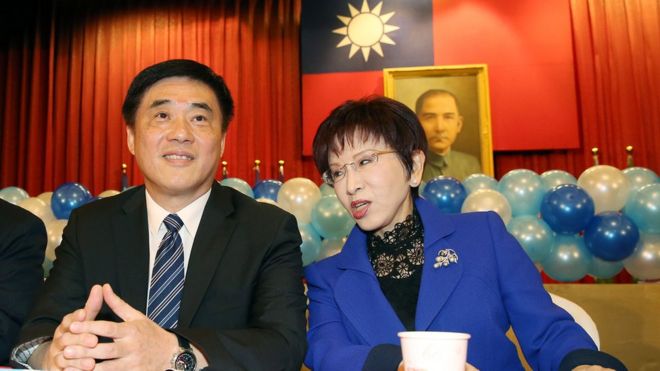国民党主席洪秀柱(右)与国民党副主席郝龙斌(左)受邀