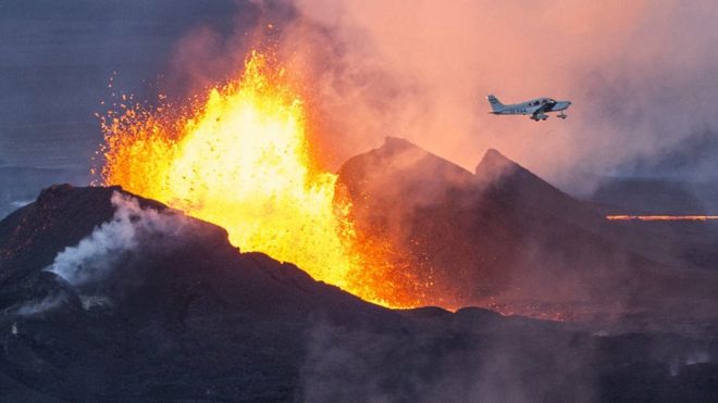 A plane flies over the Bardarbunga eruption