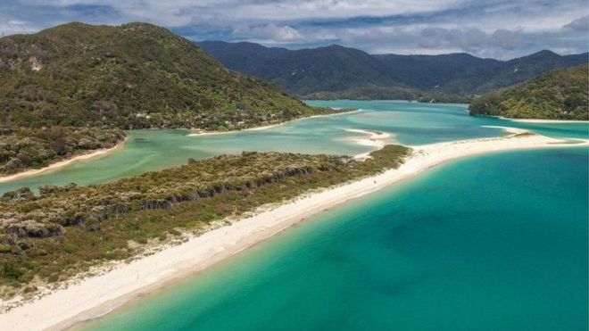 Imagem aérea da praia de Awaroa, feita em fevereiro de 2016