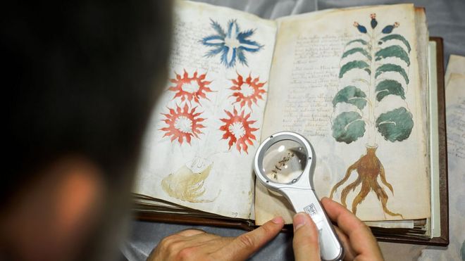 Un hombre de la editorial Siloé trabaja en la réplica del Manuscrito Voynich.