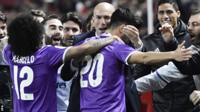 Wachezaji wa Real Madrid wakumbatiana na kocha wao Zinedine Zidane baada ya sare ya 3-3 dhidi ya Sevilla