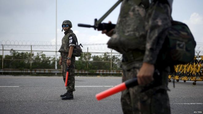 South Korean soldiers stand guard at a checkpoint on the Grand Unification Bridge which leads to the truce village Panmunjom (22 August 2015)