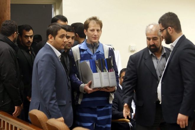 Babak Zanjani (centre) arrives for trial in Tehran, 1 November 2015