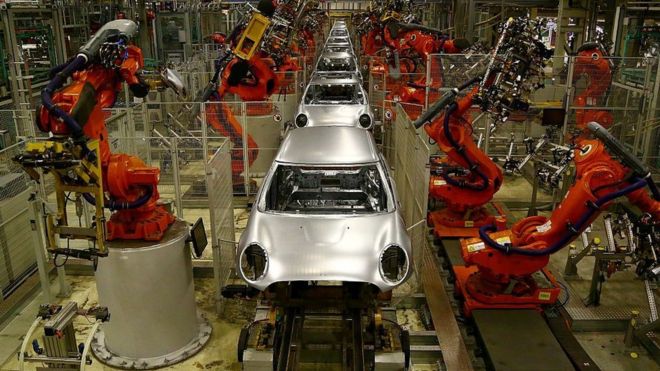 Fábrica de automóvel operada por robôs