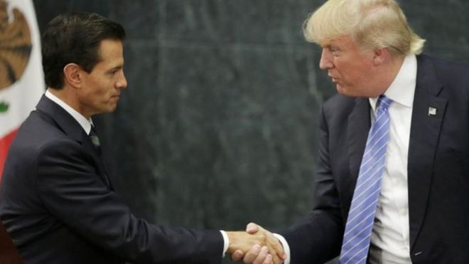 Rais Enrique Pena Nieto wa Mexico kushoto na mwenzake wa Marekani Donald Trump kulia